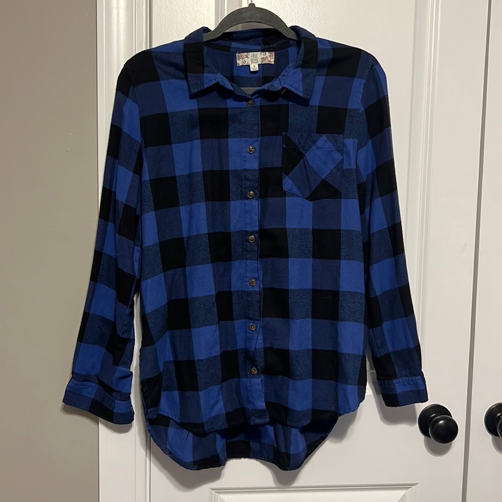 PINK ROSE SIZE L BLUE AND BLACK BUTTON DOWN